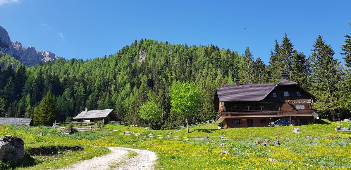 243781Planinska koca v Grohotu pod Raduho
