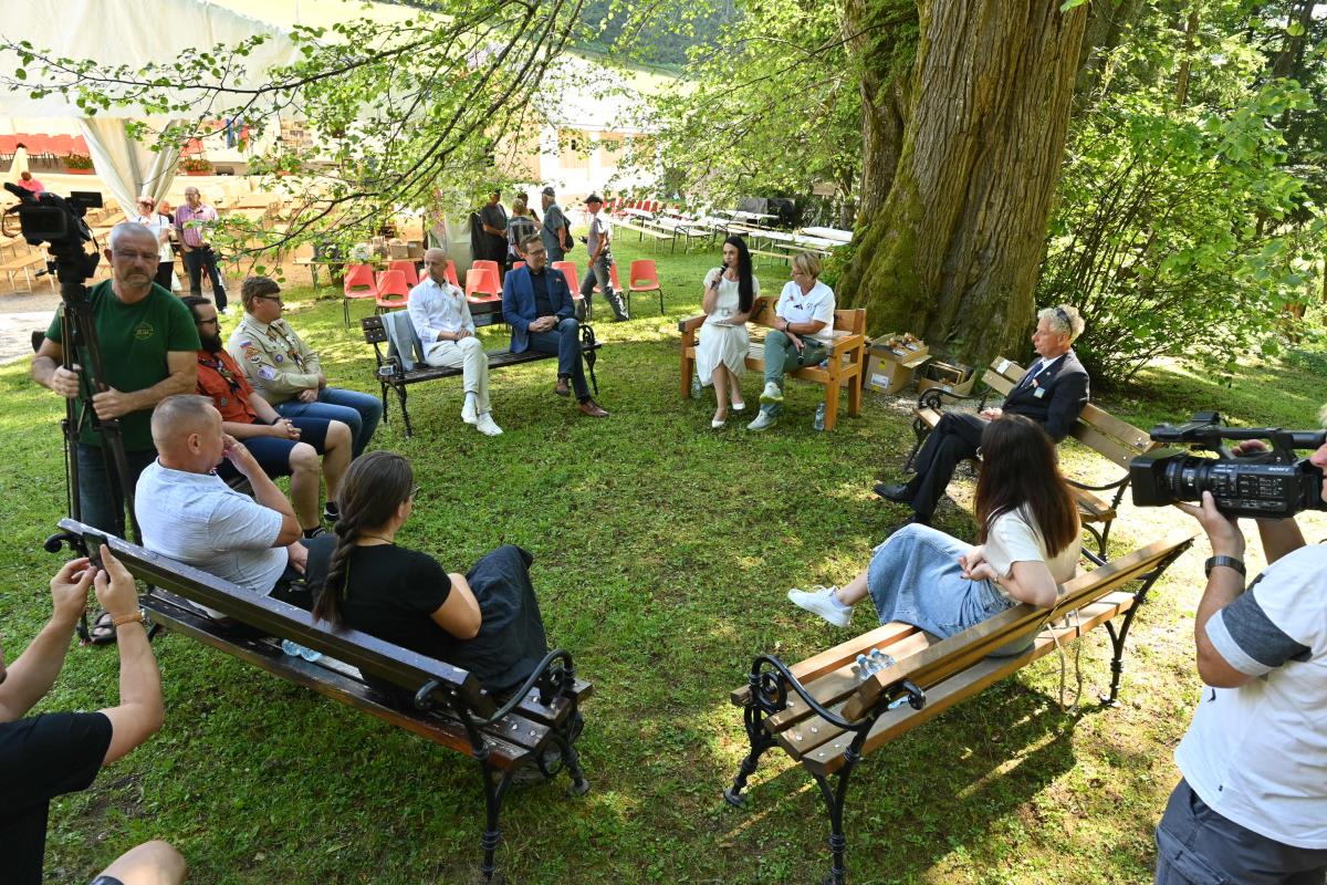 Razmislek pod lipo na temo Solidarnost so predvsem dejanja, ne besede (foto: Boris Keber).